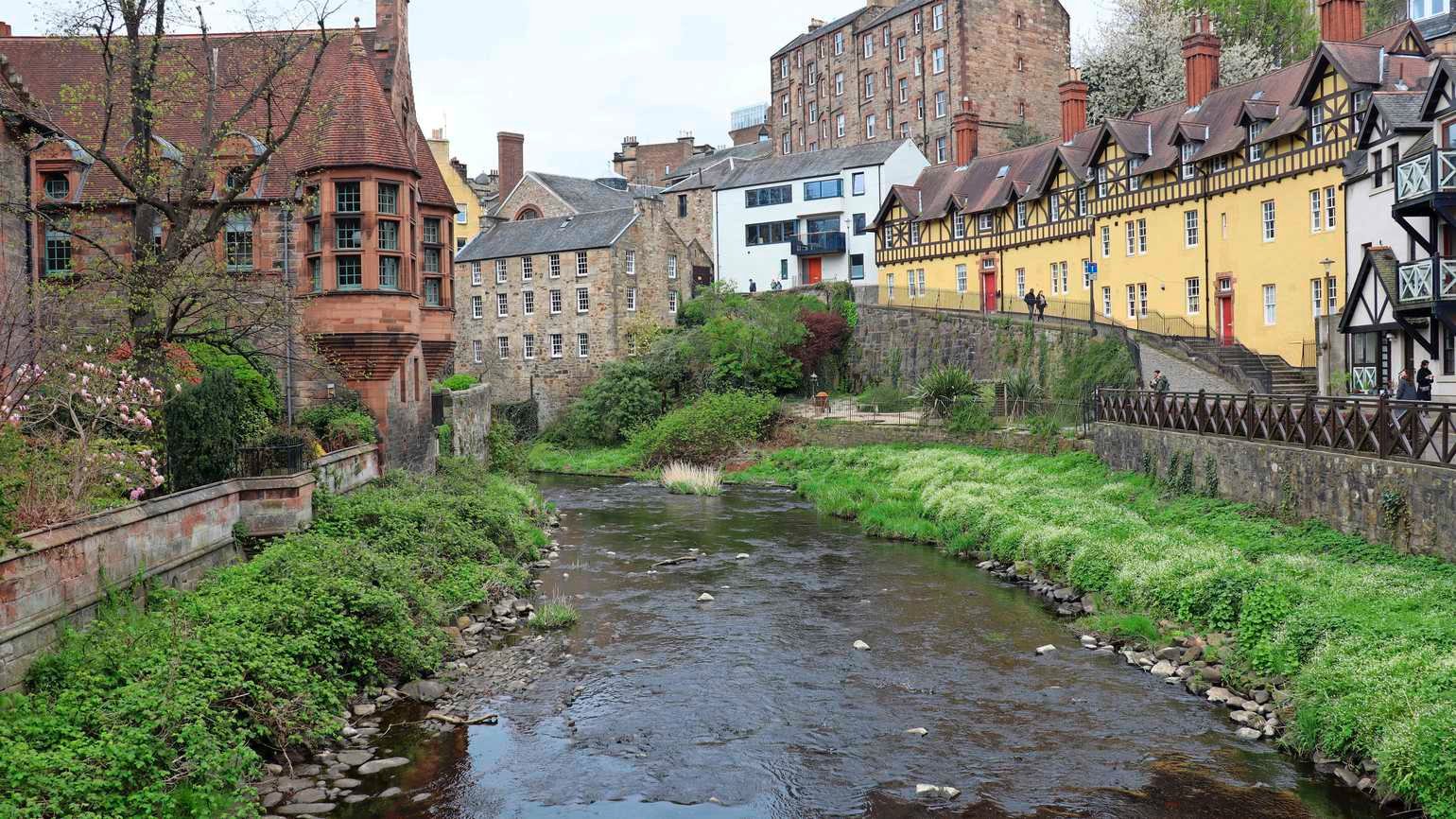 Solve Edinburgh jigsaw puzzle online with 144 pieces