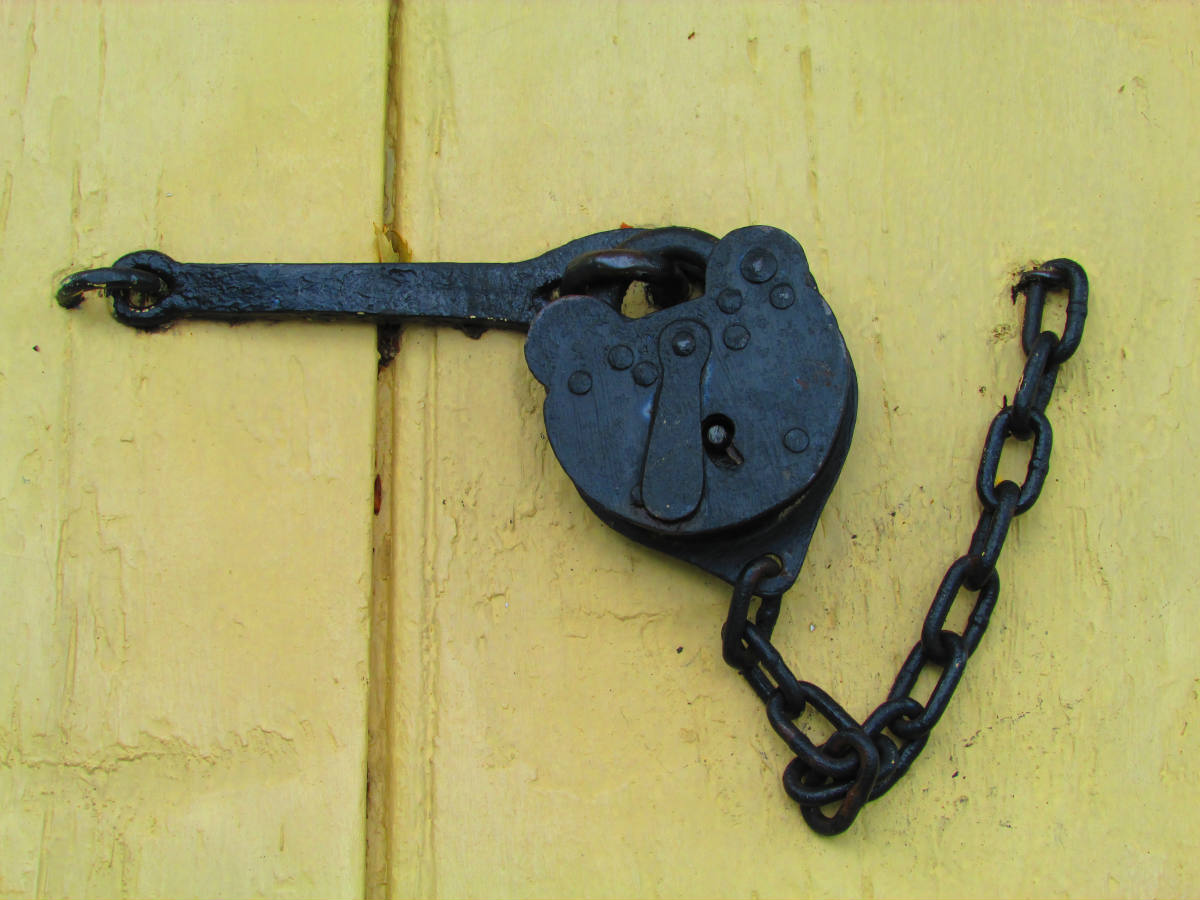 Solve Series Locks and Latches jigsaw puzzle online with 48 pieces