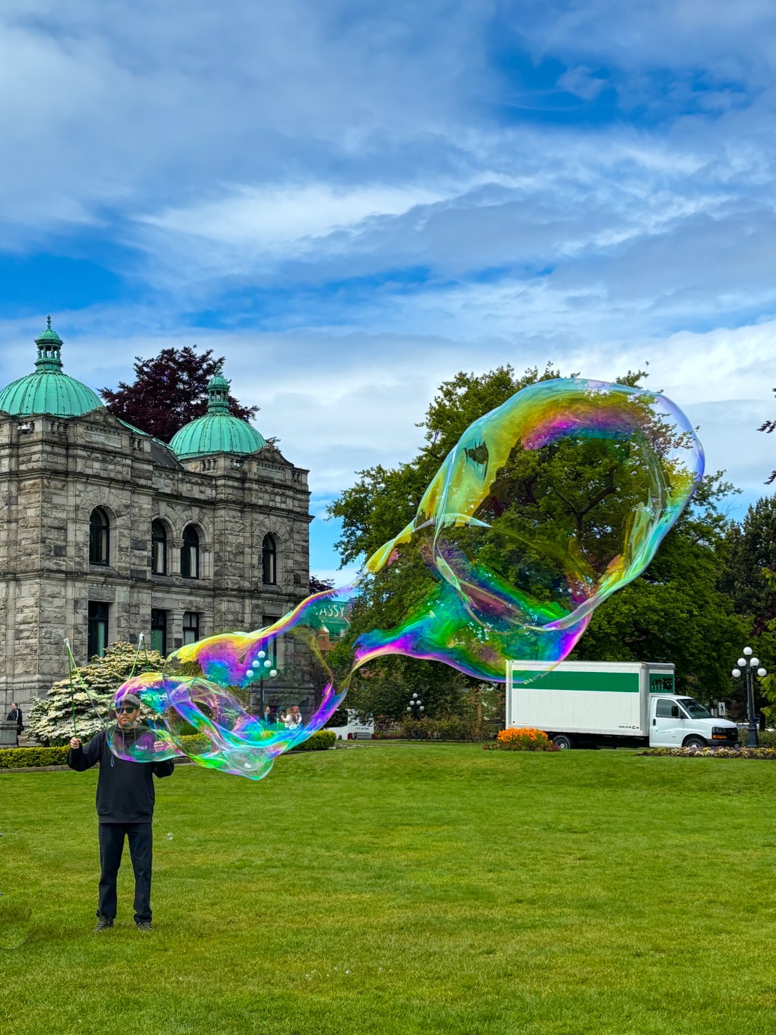 Jigsaw Puzzle 130 pieces Giant soap bubbles at the BC Legislature Jigsaw Puzzle 130 pieces Giant soap bubbles at the BC Legislature
