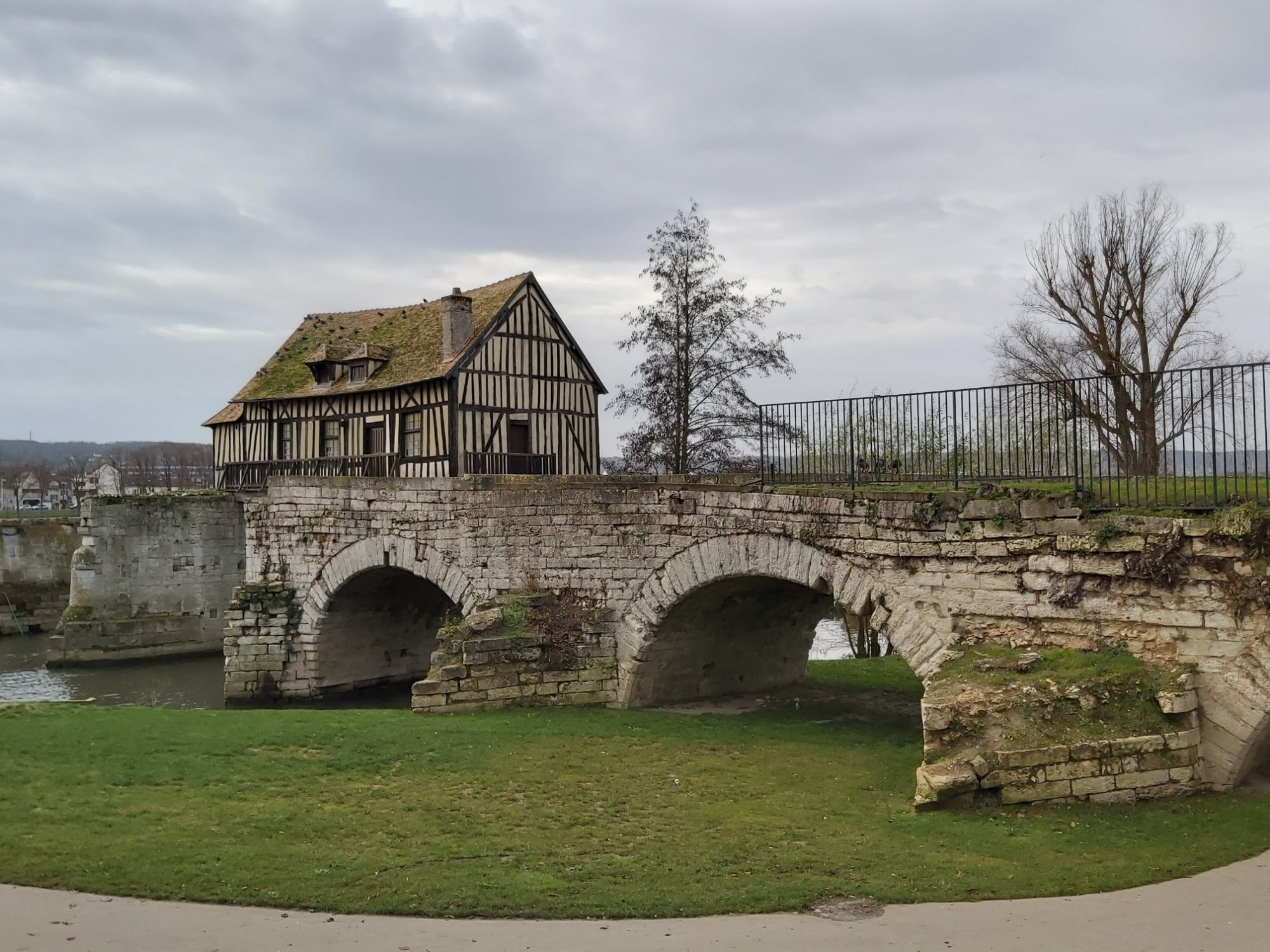 Solve Le moulin de Vernon jigsaw puzzle online with 266 pieces