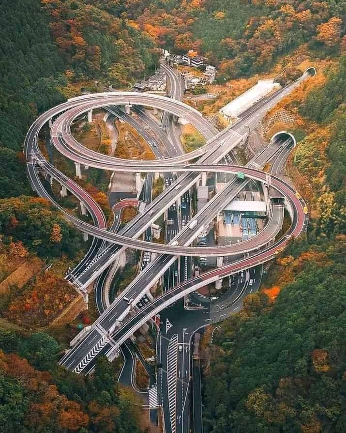 Solve Takaosan Interchange - Japan jigsaw puzzle online with 42 pieces