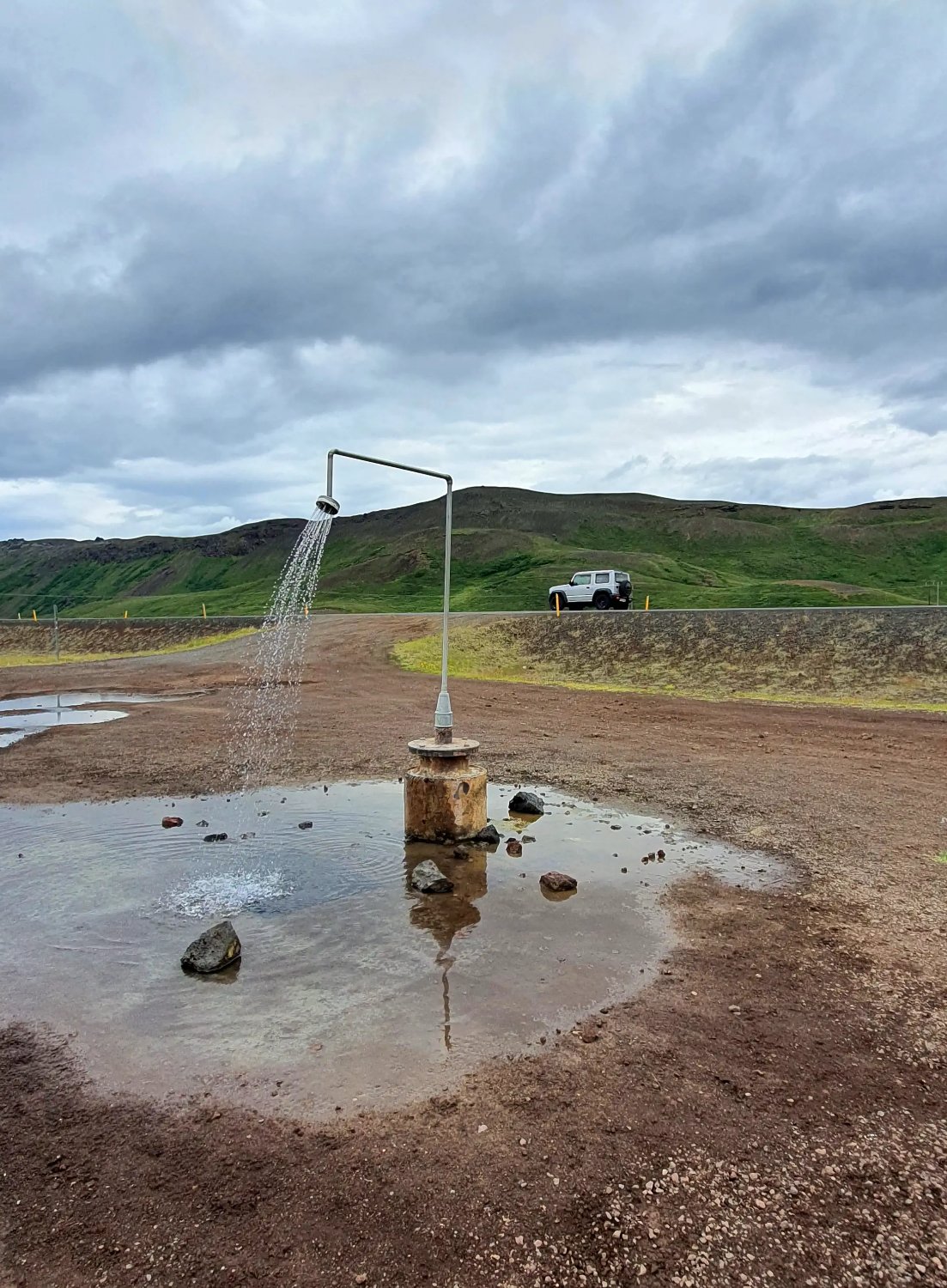 Solve Dusche am Wegesrand jigsaw puzzle online with 192 pieces