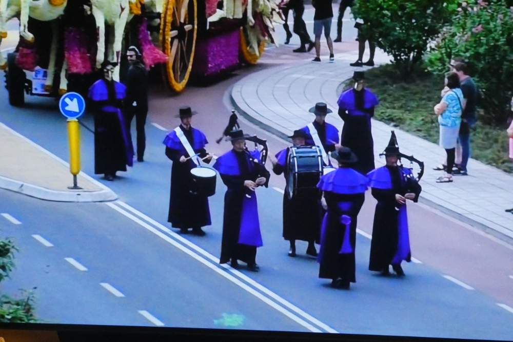 Jigsaw Puzzle Winterswijk Flower Parade 2022. /Wagons/figures made up with dahlia's. Scottish