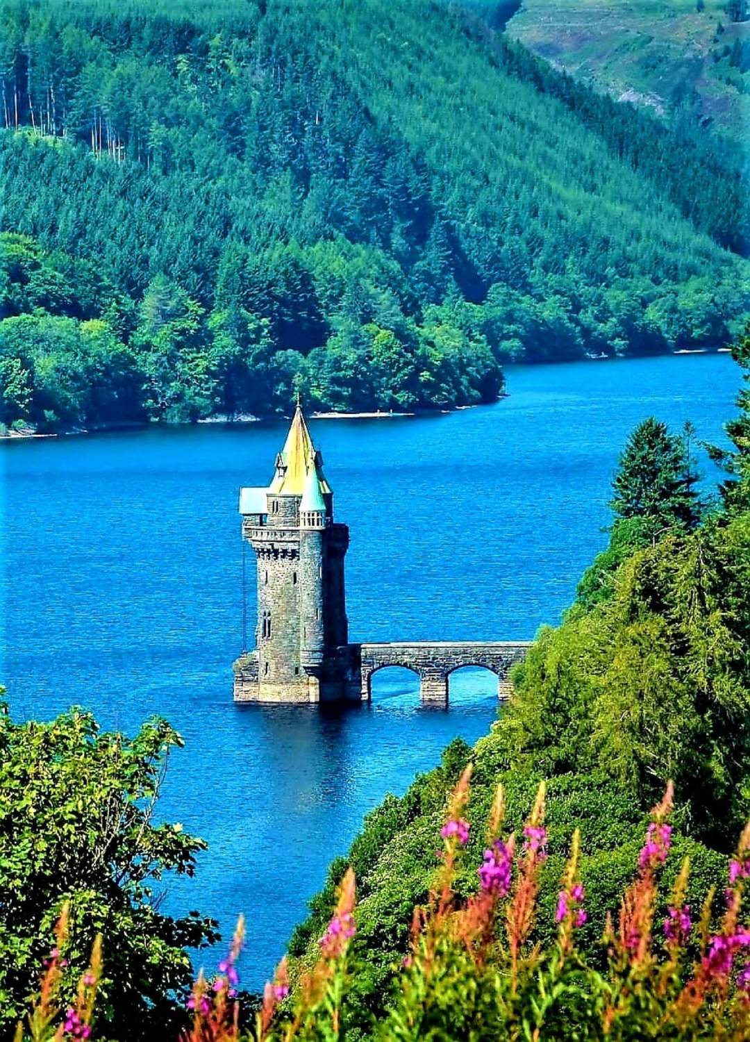 Solve Tower on Lake Vyrnwy, UK 7810 jigsaw puzzle online with 266 pieces