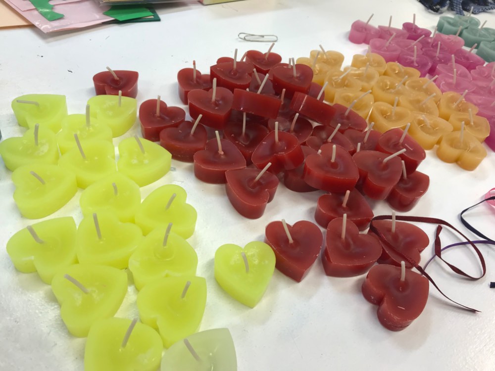 Solve 2047 I made the red candles jigsaw puzzle online with 12 pieces