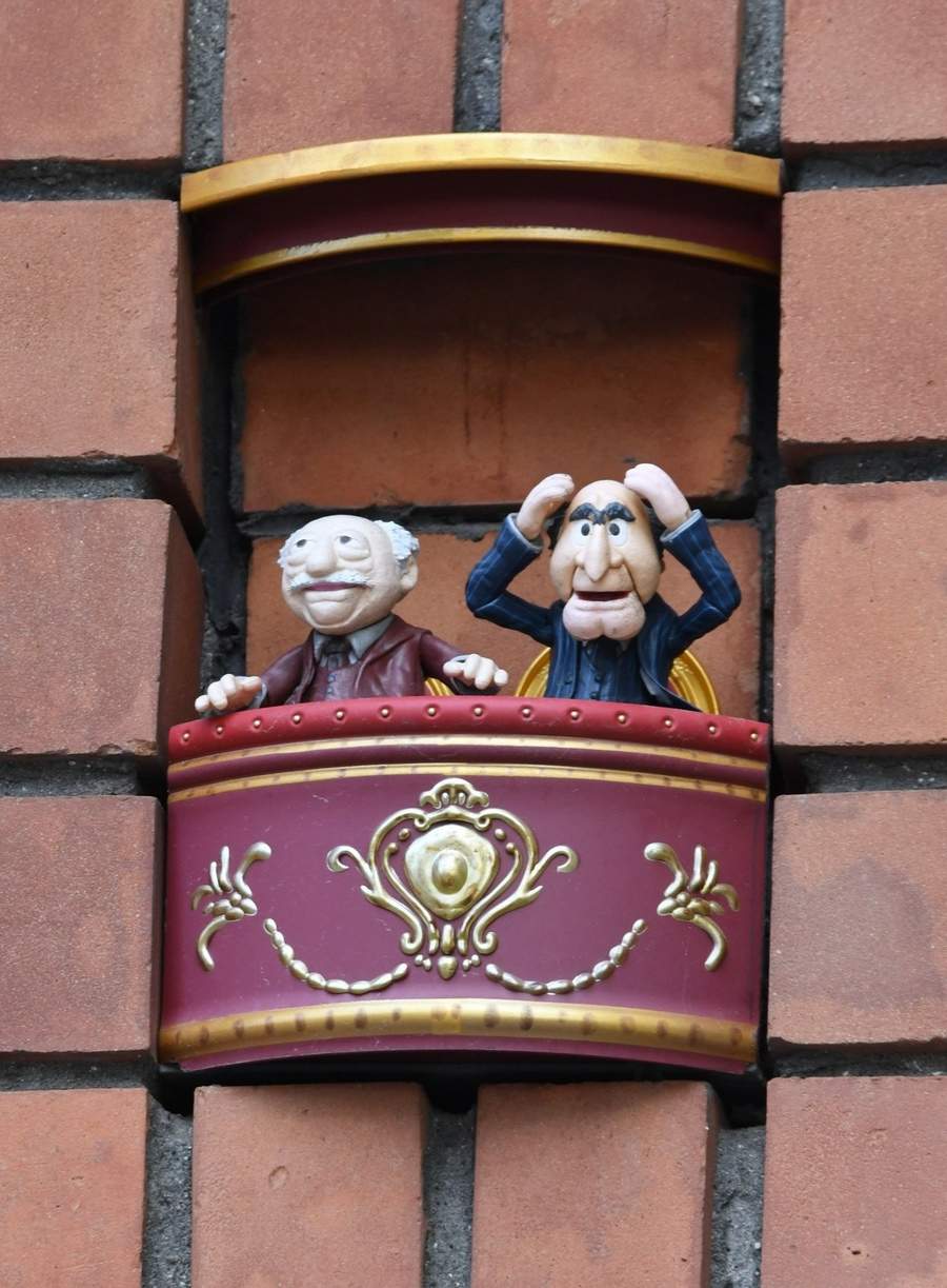 Solve Statler and Waldorf jigsaw puzzle online with 88 pieces