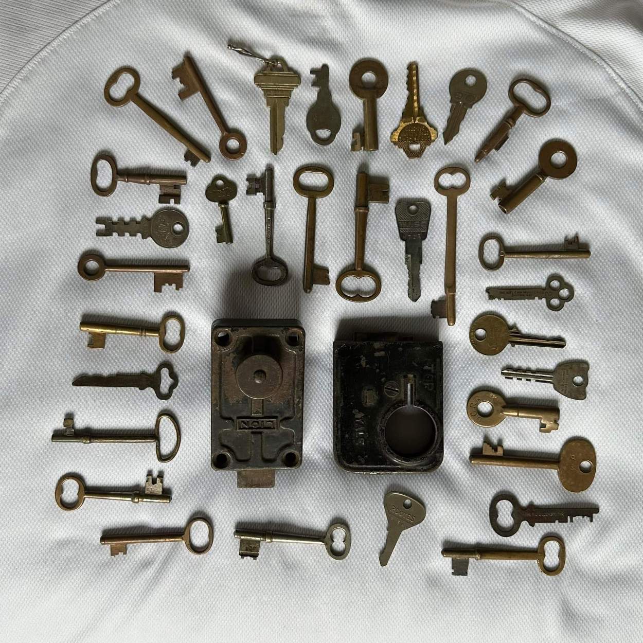Solve Keys & Locks jigsaw puzzle online with 100 pieces