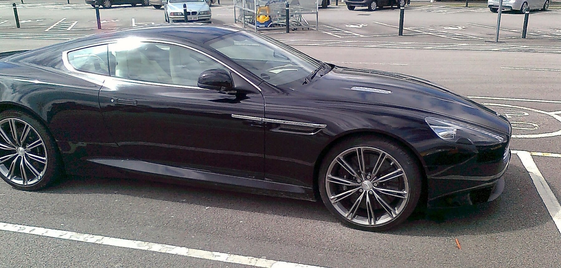Solve aston martin db9 1 jigsaw puzzle online with 36 pieces