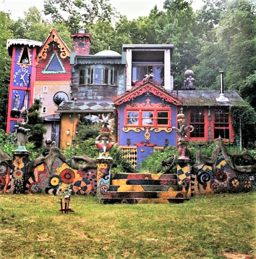 Solve Theme Housing Curiosities jigsaw puzzle online with 64 pieces