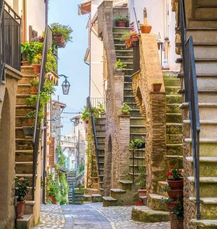 Solve Torri in Sabina, Italy jigsaw puzzle online with 81 pieces