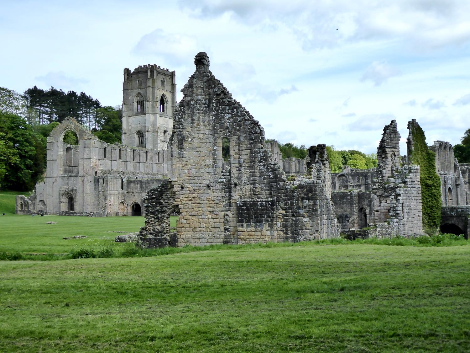 Solve Fountains Abbey jigsaw puzzle online with 99 pieces