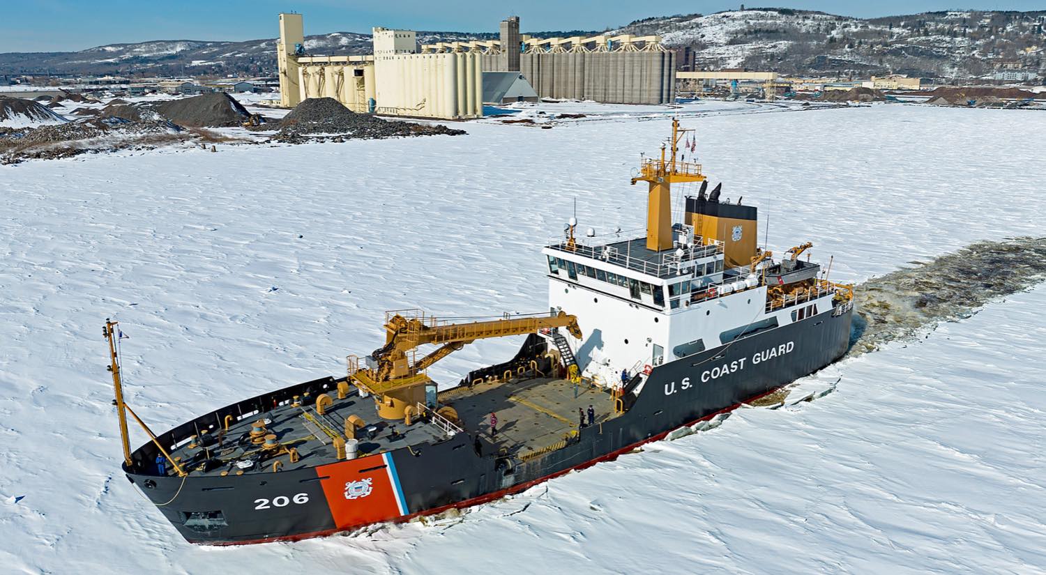 Jigsaw Puzzle 84 pieces USCGC Spar breaking ice in Duluth, MN. Jigidi