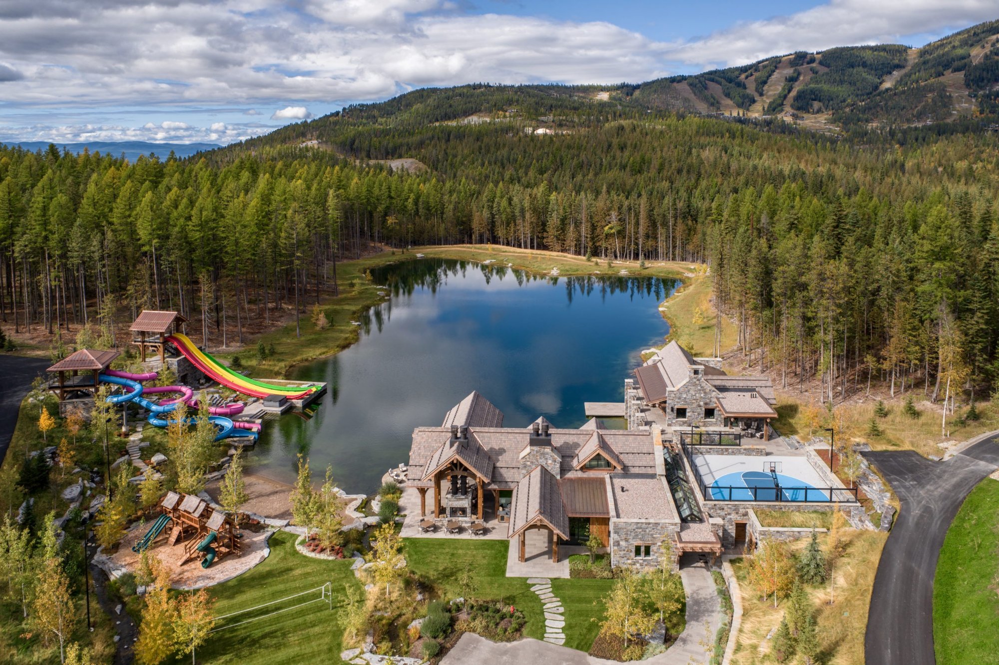 Solve Rocky Mountain Boathouse jigsaw puzzle online with 96 pieces