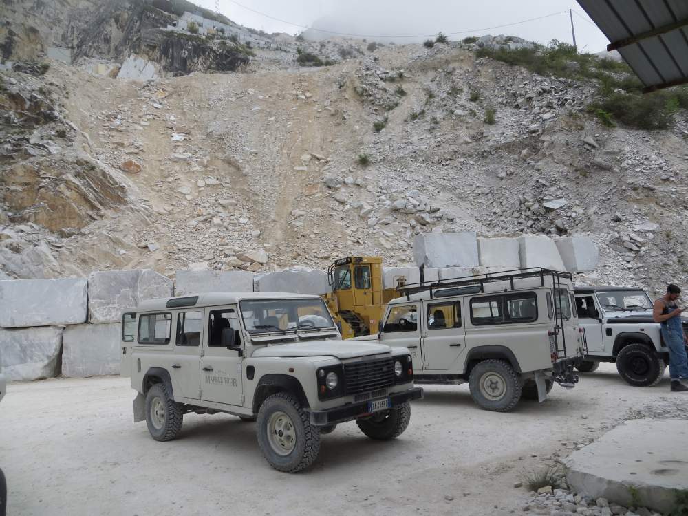 Solve Carrara jigsaw puzzle online with 12 pieces