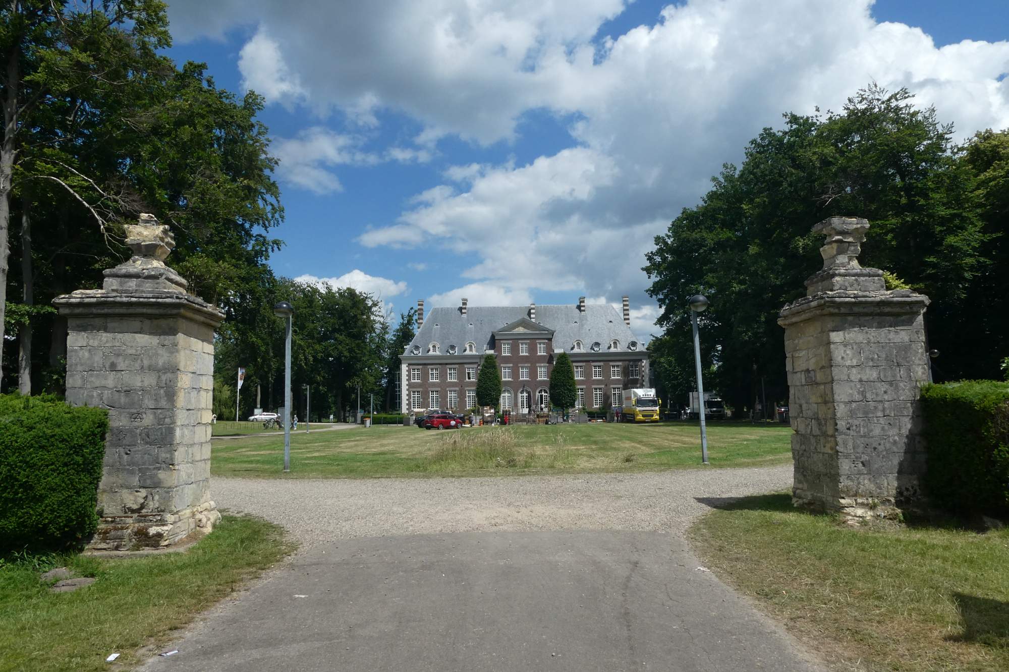 Solve Entrance to 'new' castle Lanaken, Belgium jigsaw puzzle online