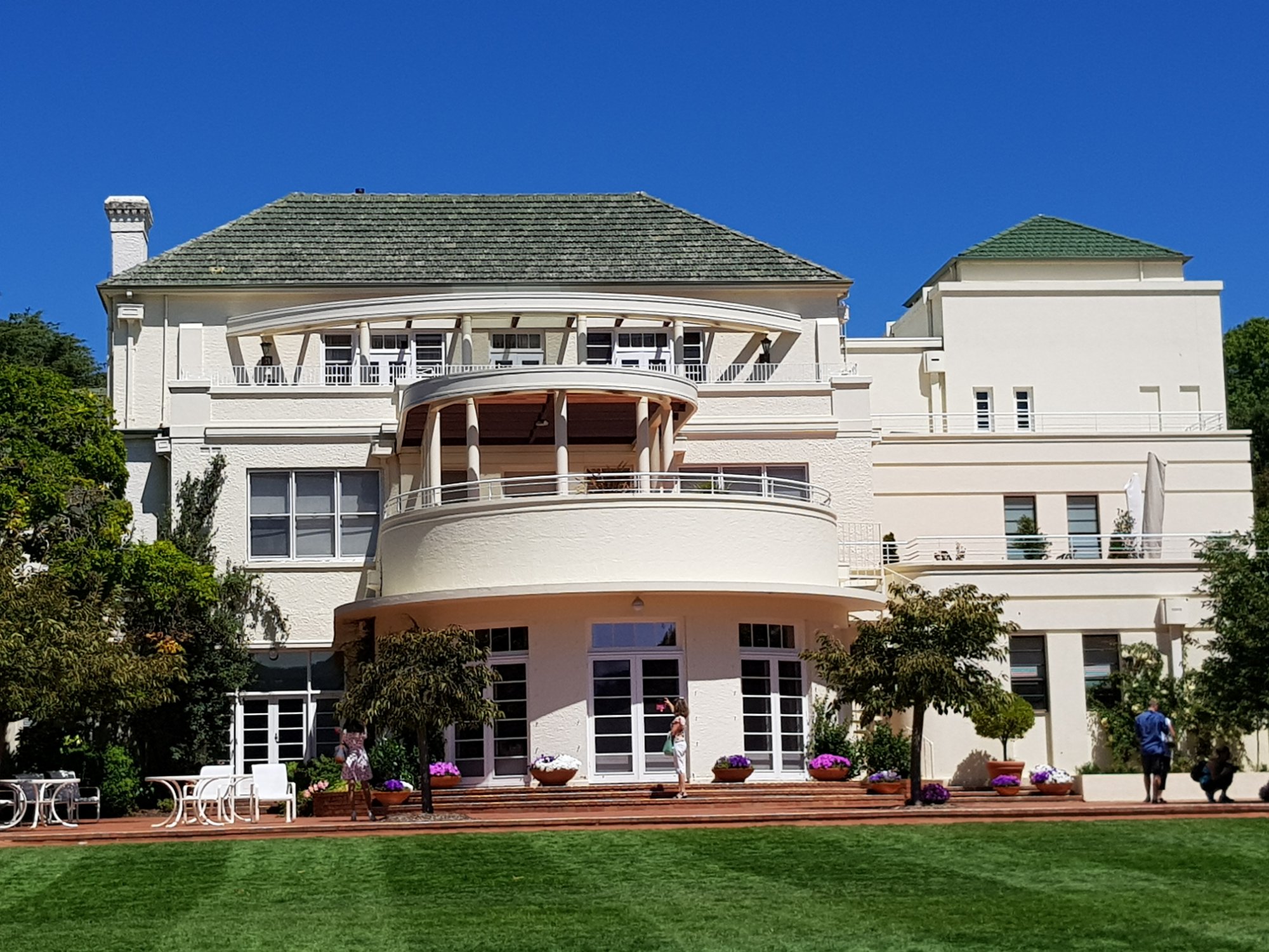 Solve Government House Canberra ACT Australia jigsaw puzzle online with