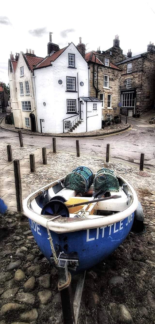 Solve Robin Hood Bay North Yorkshire jigsaw puzzle online with 105 pieces