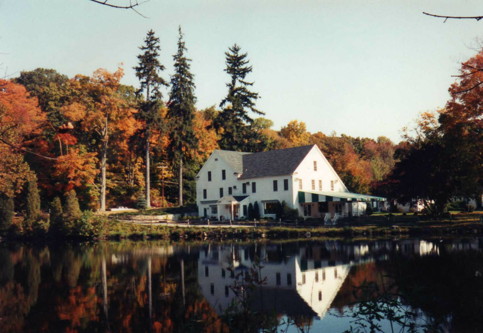 Solve Stonehenge Inn, Ridgefield, Ct. jigsaw puzzle online with 204 pieces