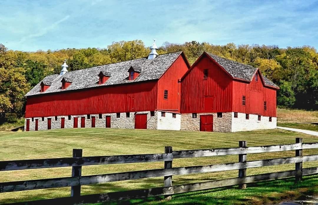 Solve Decorah Iowa Barn jigsaw puzzle online with 216 pieces