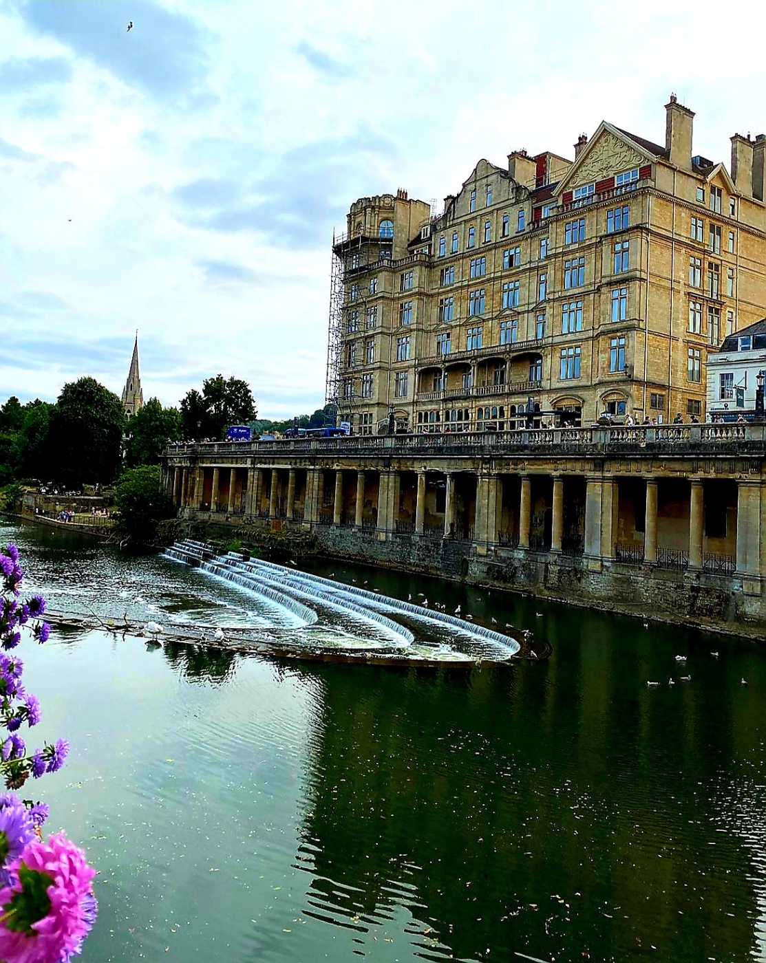 Solve The weir in Bath jigsaw puzzle online with 42 pieces