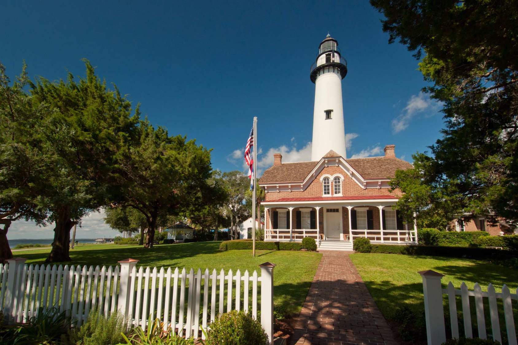 Solve St Simons Lighthouse jigsaw puzzle online with 126 pieces