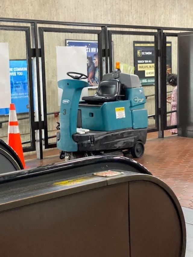 Solve Floor cleaner jigsaw puzzle online with 20 pieces