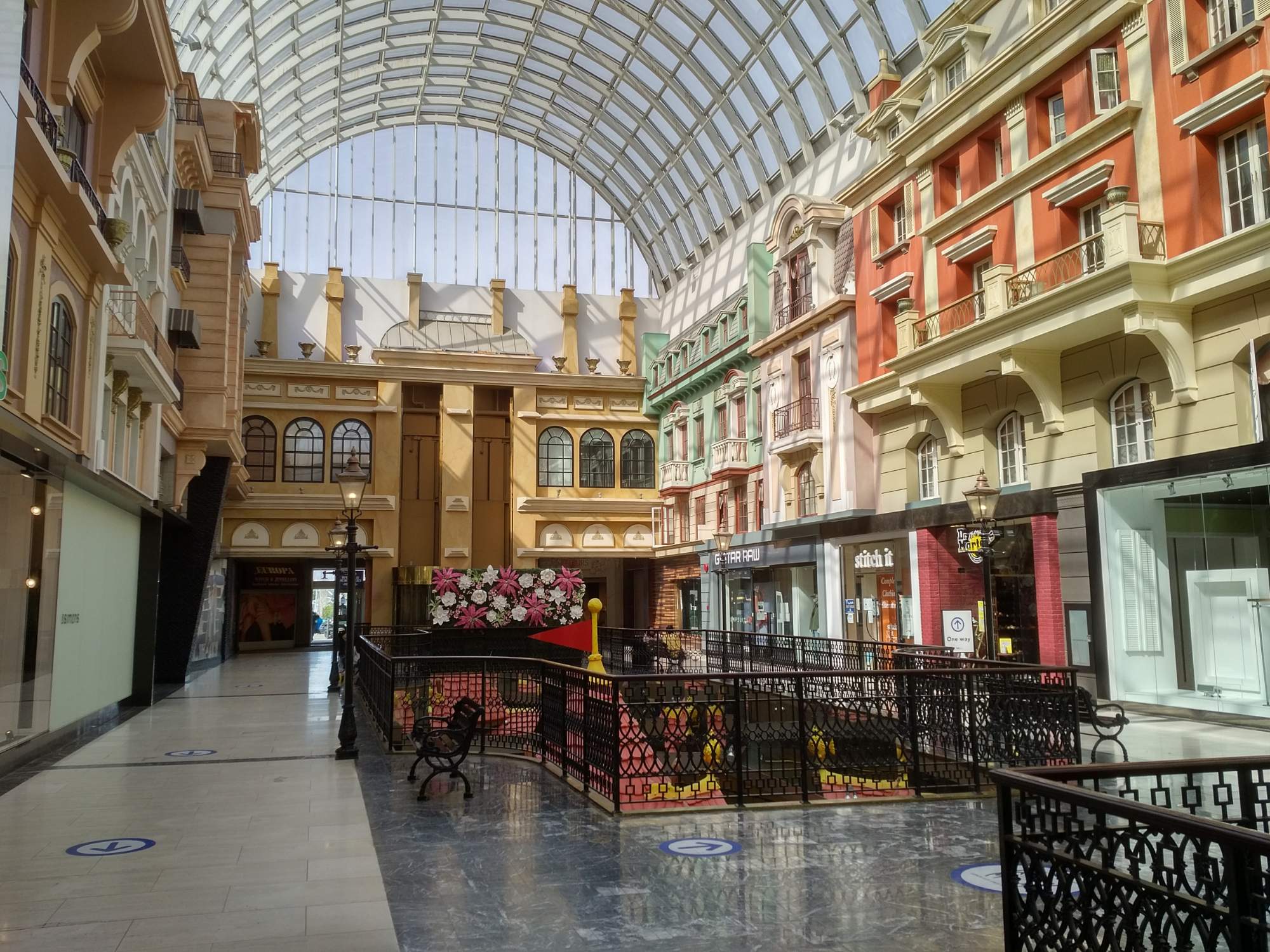 Solve Europa Street West Edmonton Mall jigsaw puzzle online with 432 pieces