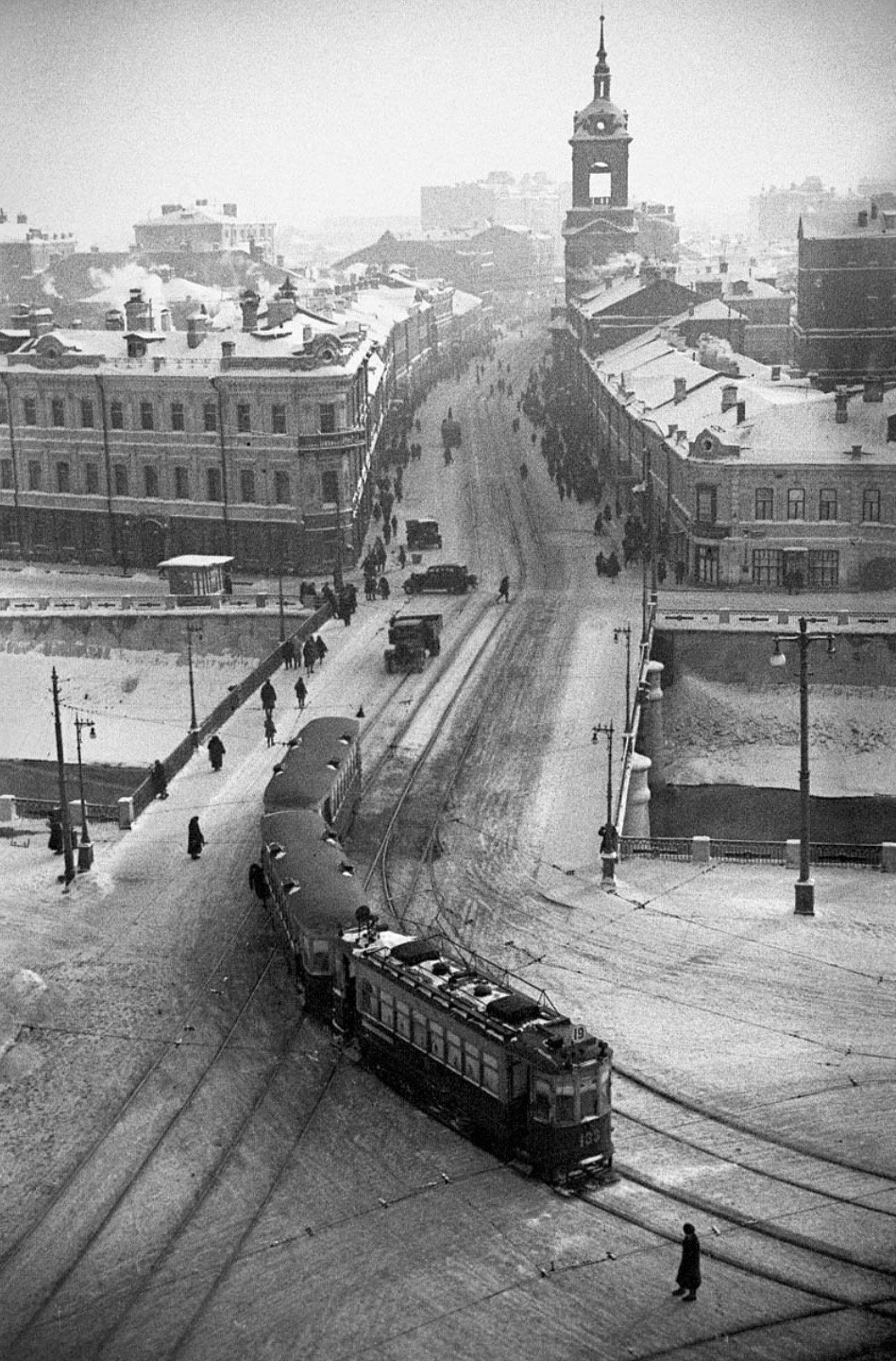 Яузский бульвар москва. Bf moscow. Бф (трамвайный вагон). Трамвай 13 москва. Москва 2003.