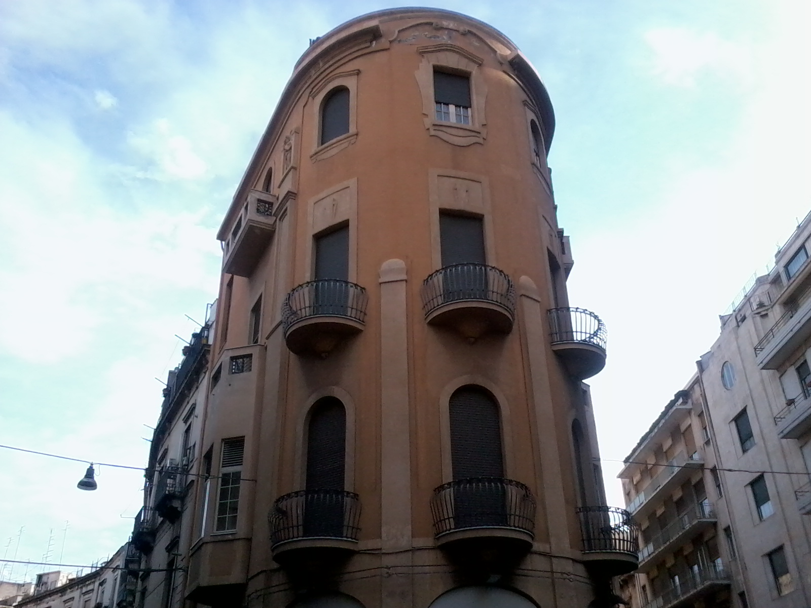 Solve Catania jigsaw puzzle online with 432 pieces