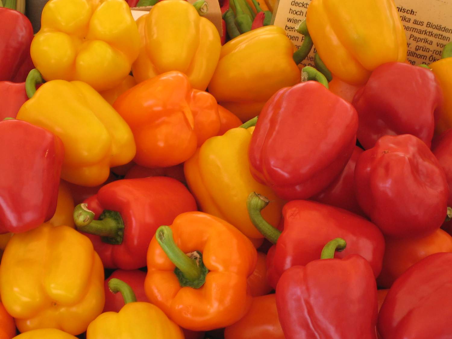 Solve Peppers, peppers, peppers jigsaw puzzle online with 63 pieces