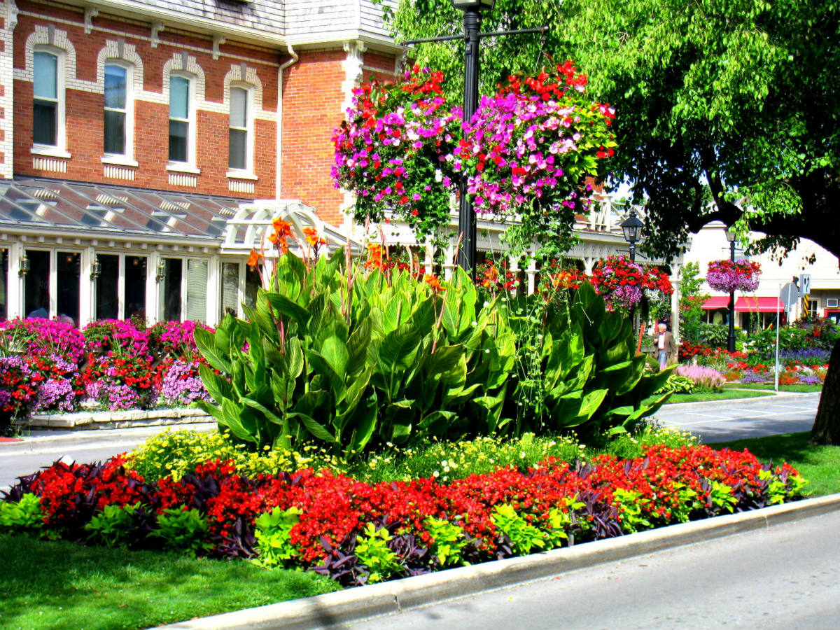 Solve Niagara On The Lake jigsaw puzzle online with 88 pieces