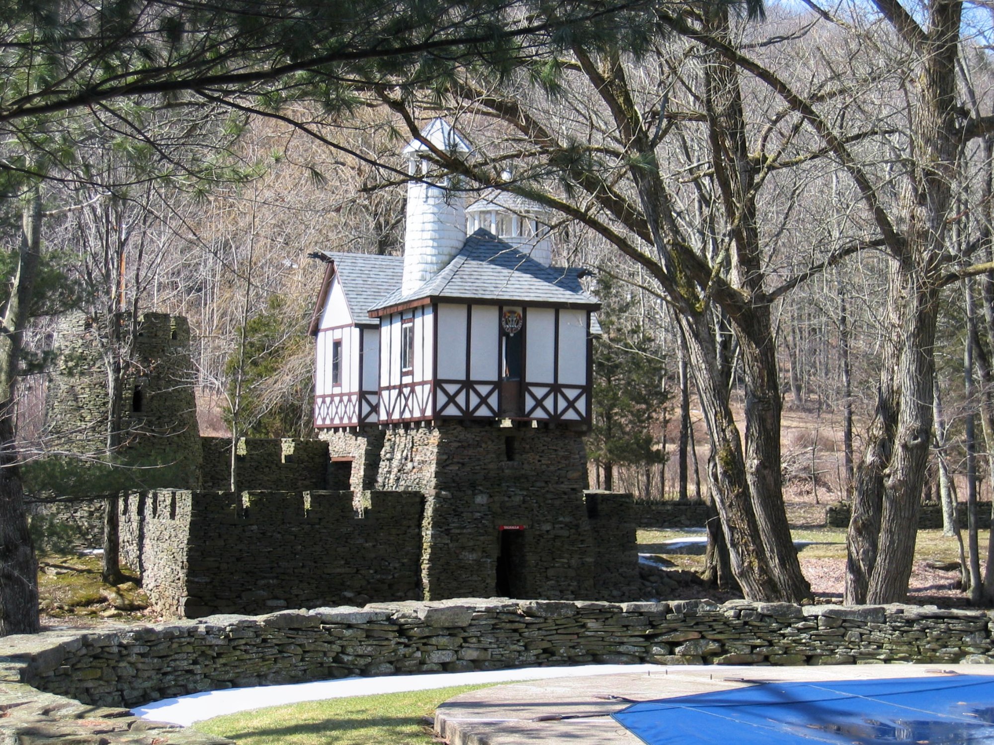 Jigsaw Puzzle 88 pieces Stone castle in backyard—Northeastern