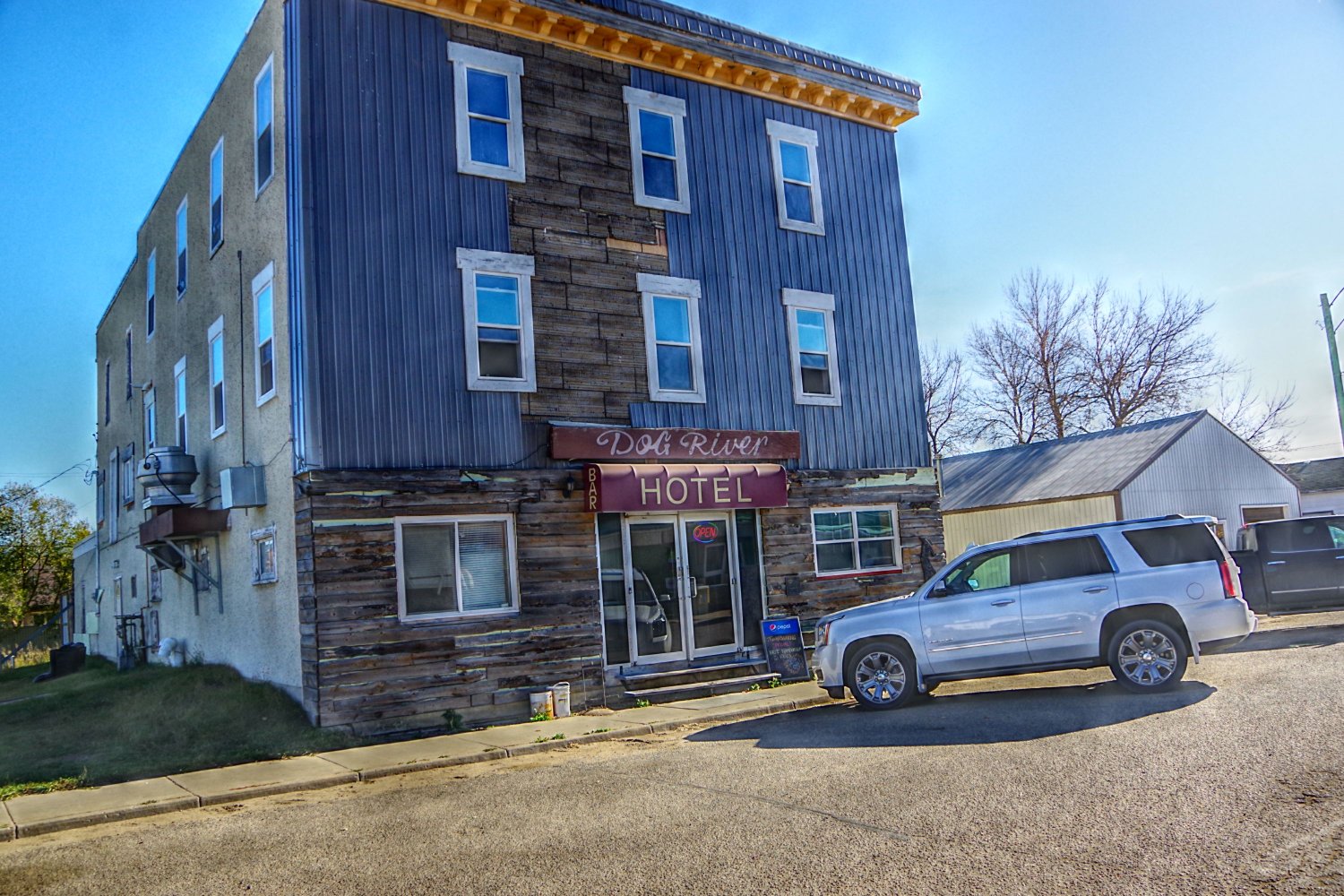 Solve Dog River Hotel jigsaw puzzle online with 15 pieces