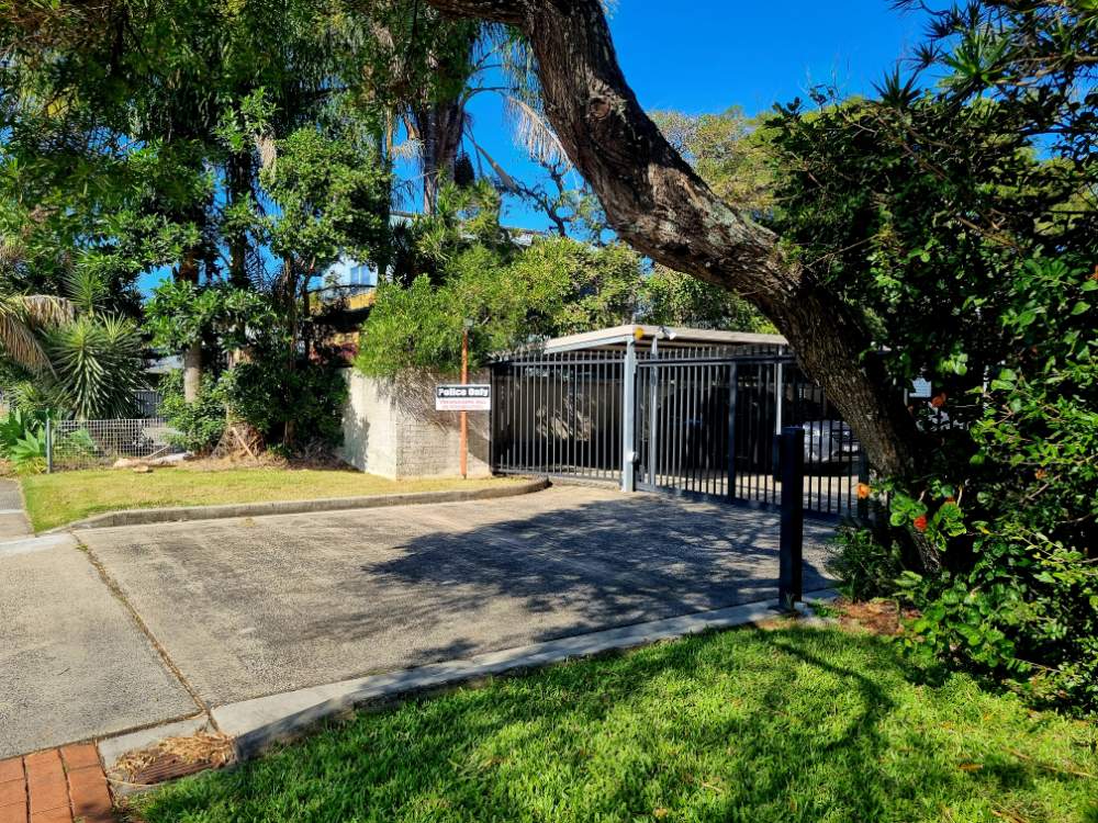 Solve Gates jigsaw puzzle online with 12 pieces