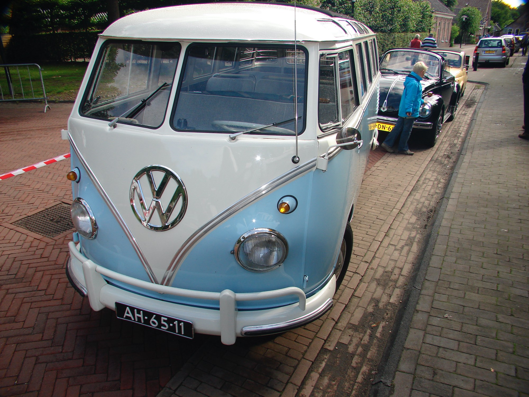 Solve A Volkswagen van jigsaw puzzle online with 154 pieces