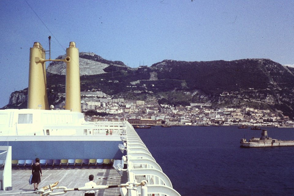 Solve Canberra jigsaw puzzle online with 24 pieces