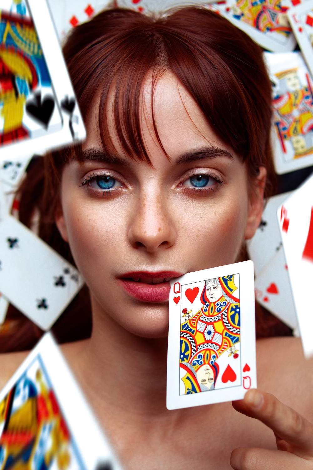 Solve Queen of Hearts jigsaw puzzle online with 126 pieces