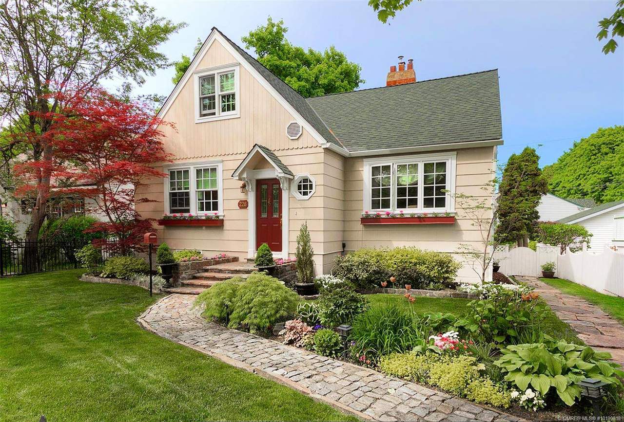 Solve Kelowna, British Columbia jigsaw puzzle online with 216 pieces