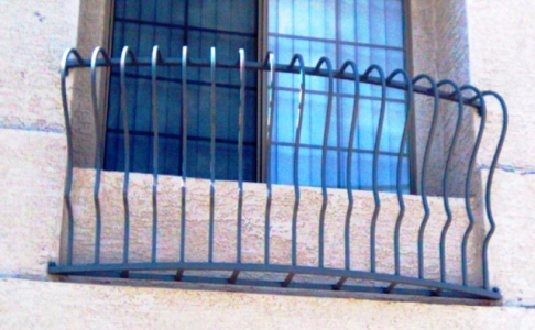 Solve balcony railing with pot-belly pickets jigsaw puzzle online with ...