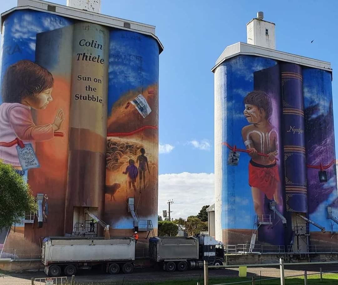 Solve Painted grain silos in Australia jigsaw puzzle online with 208 pieces