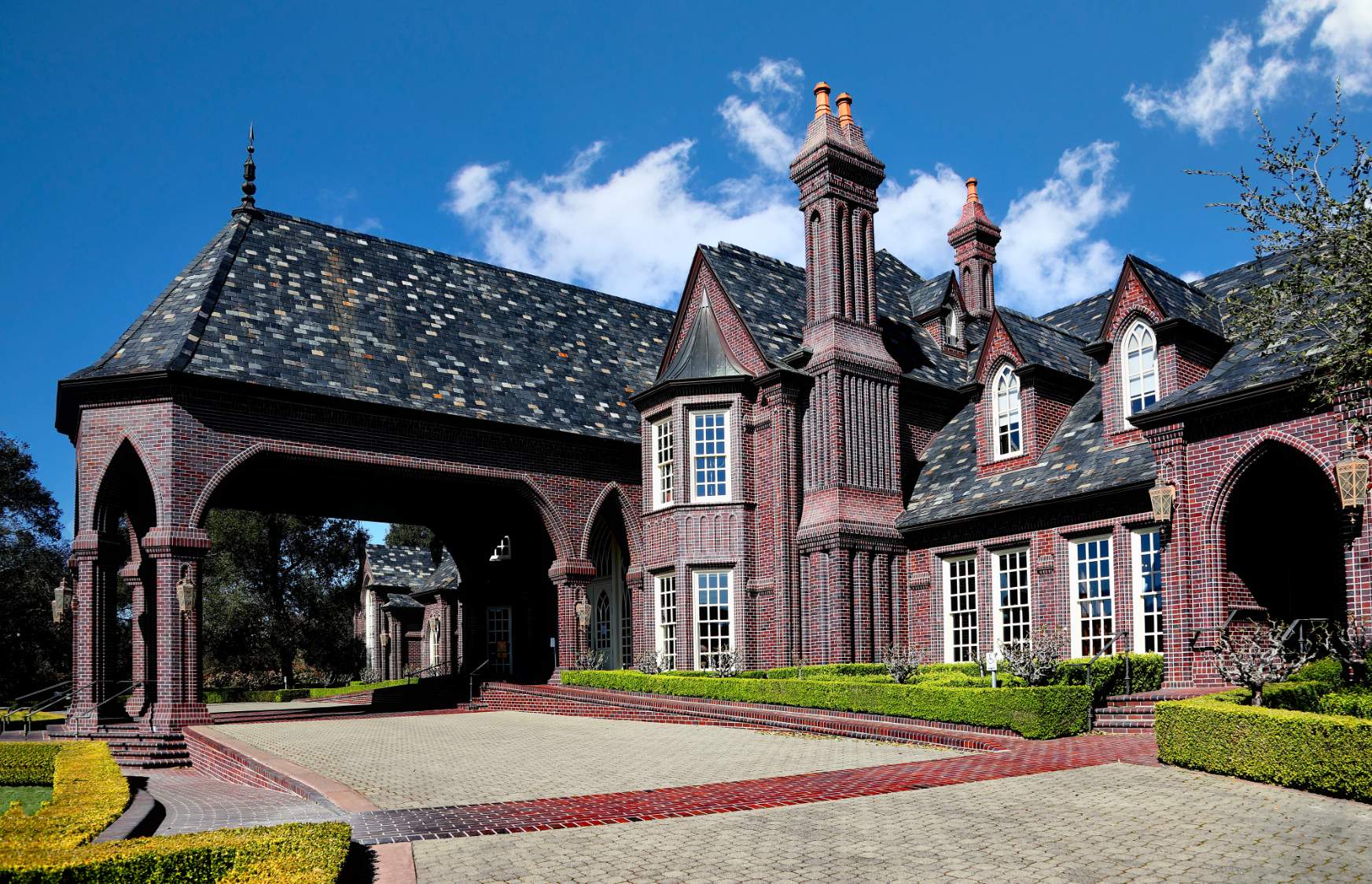 Solve Ledson Castle jigsaw puzzle online with 126 pieces