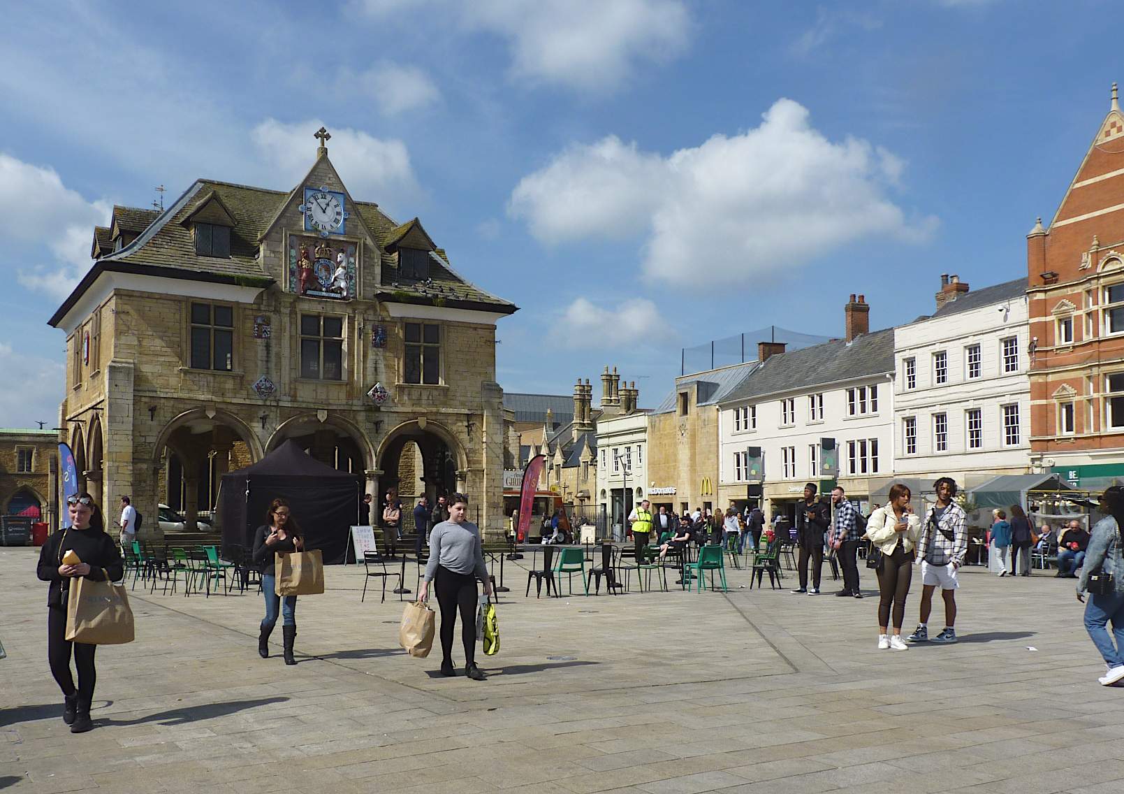 Solve Cathedral square, Peterborough jigsaw puzzle online with 140 pieces