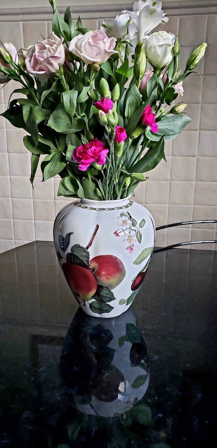 Solve Flowers in a Vase jigsaw puzzle online with 36 pieces