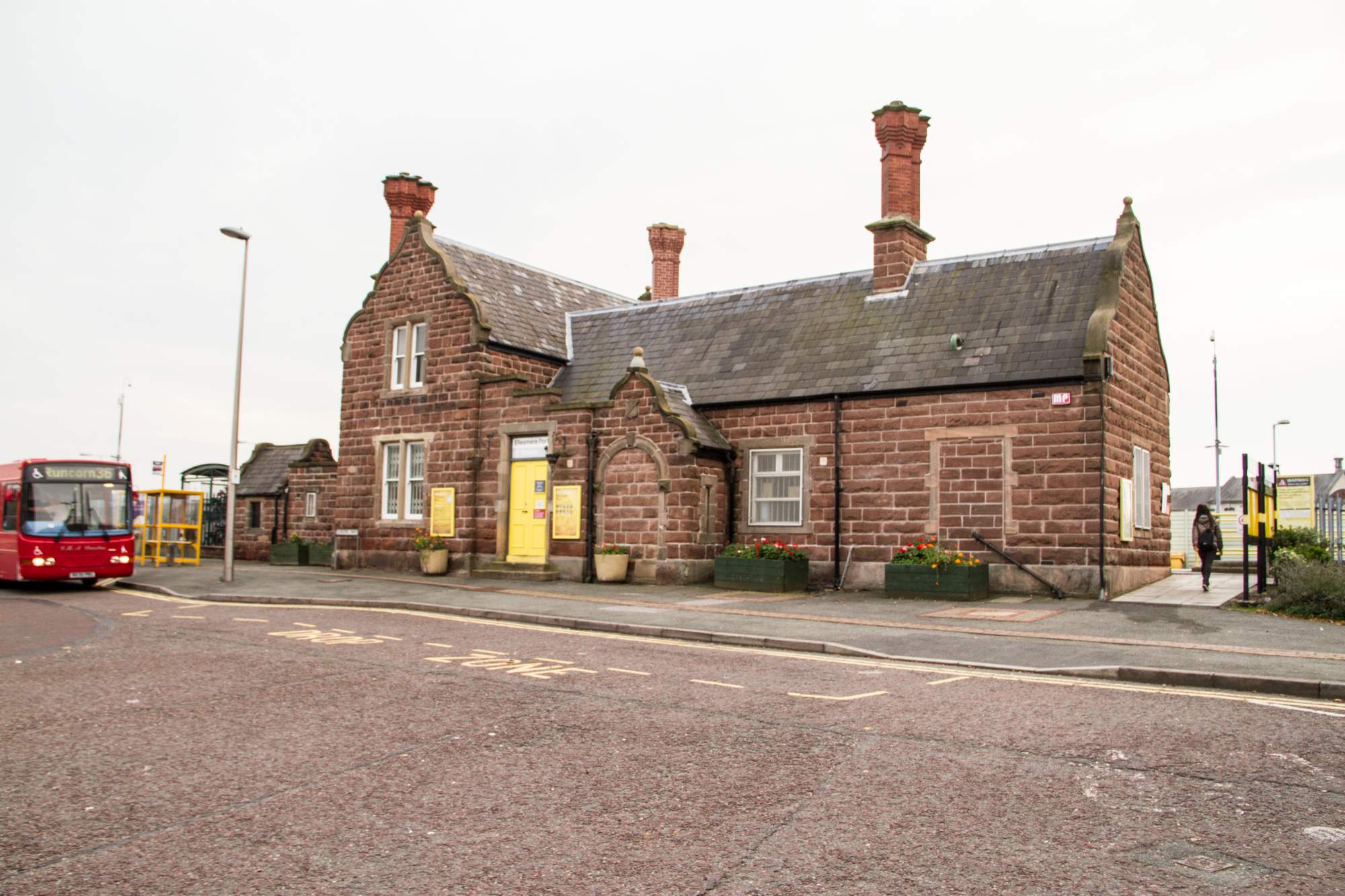 Solve merseyrail 27102015 ellesmere port station 02 jigsaw puzzle