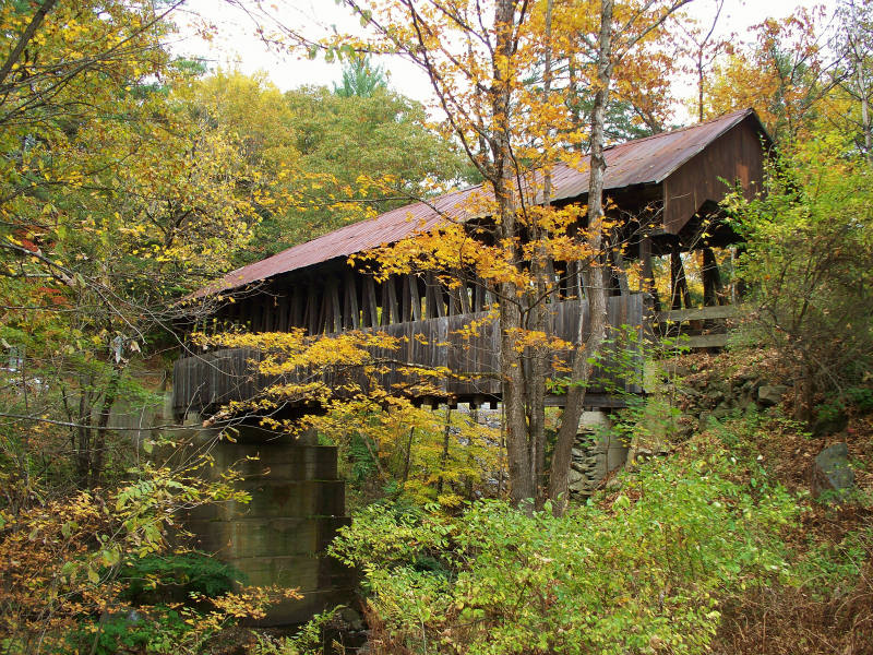 Solve Cornish Dingleton Covered Bridge jigsaw puzzle online with 12 pieces