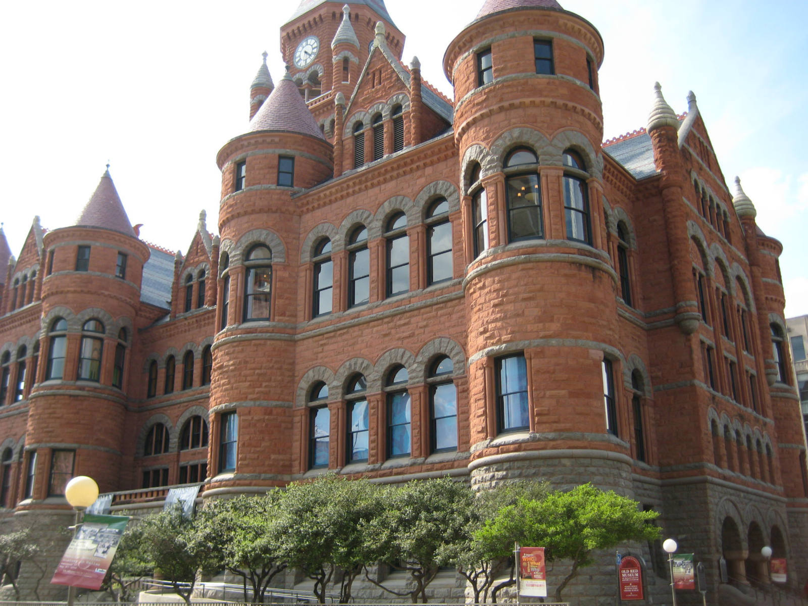 Solve Dallas jigsaw puzzle online with 475 pieces