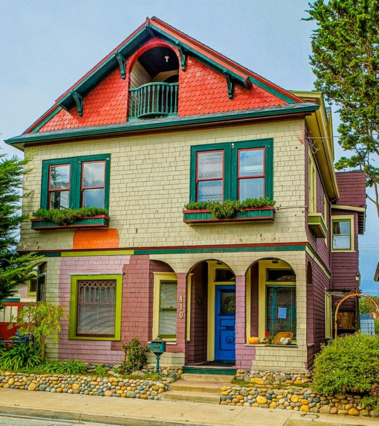 Solve Pacific Grove-California jigsaw puzzle online with 42 pieces
