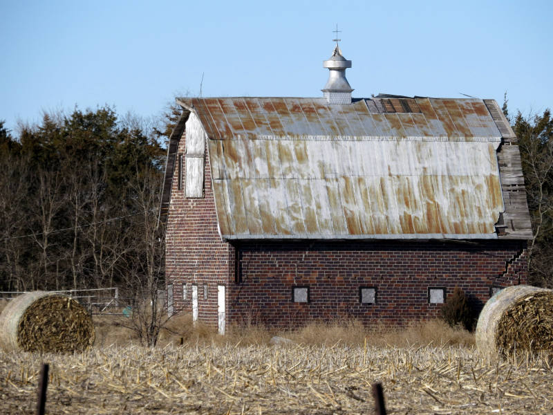 Solve Barn with brick and metal roof jigsaw puzzle online with 12 pieces