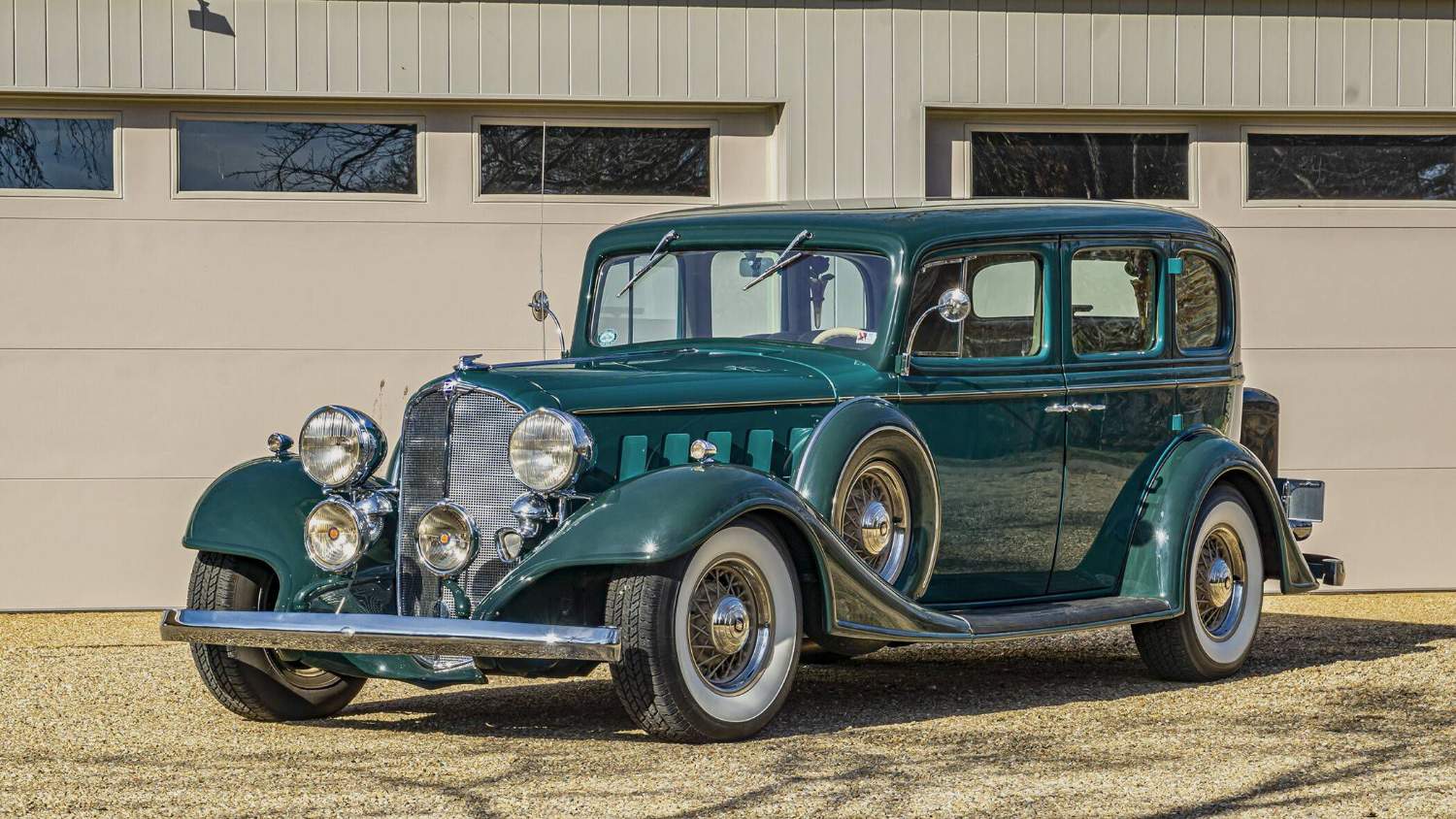 Solve 1933 Buick 60 jigsaw puzzle online with 84 pieces