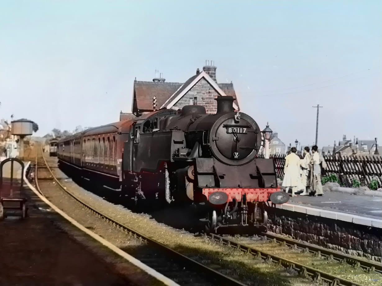 Solve 80117 at Robin Hoods Bay jigsaw puzzle online with 252 pieces